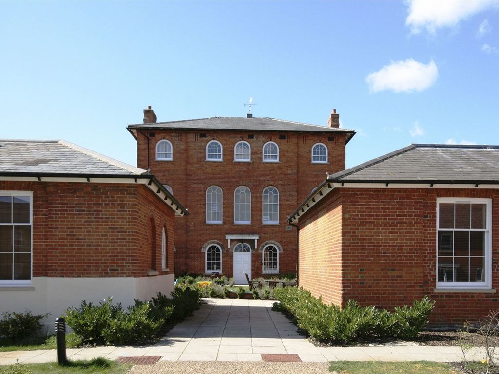 3 bed flat to rent in Nightingales, Bishop's Stortford CM23, £1,850 pcm