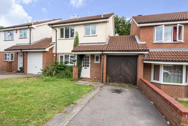 3 bed link-detached house for sale in Reading, Berkshire RG6, £350,000