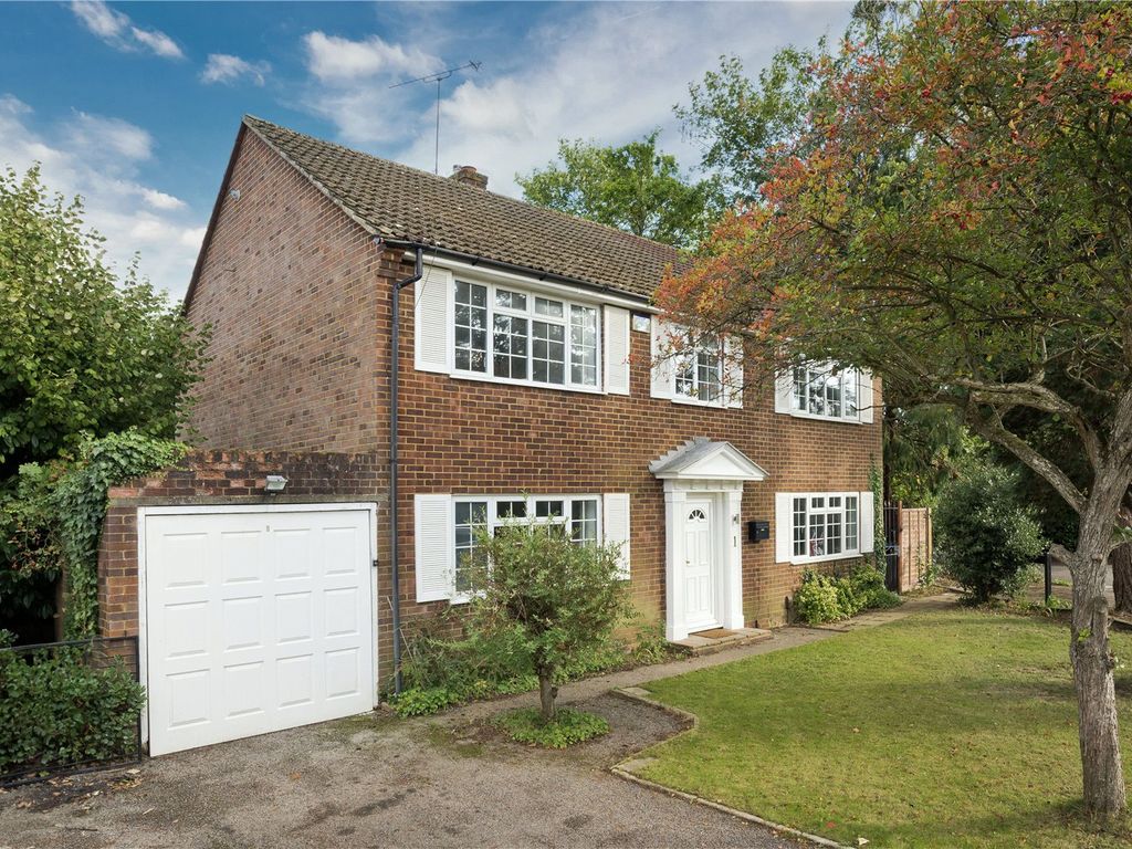 4 bed detached house for sale in Wilton Place, New Haw, Addlestone, Surrey KT15, £775,000