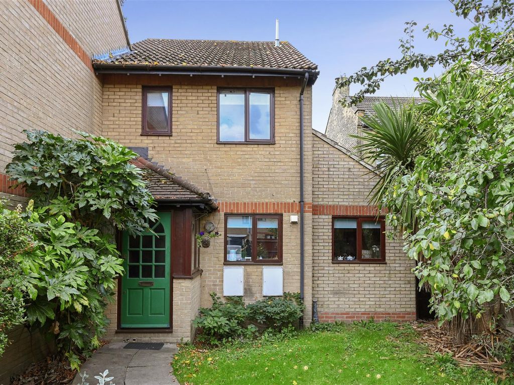 3 bed end terrace house for sale in Macarthur Close, London E7, £475,000