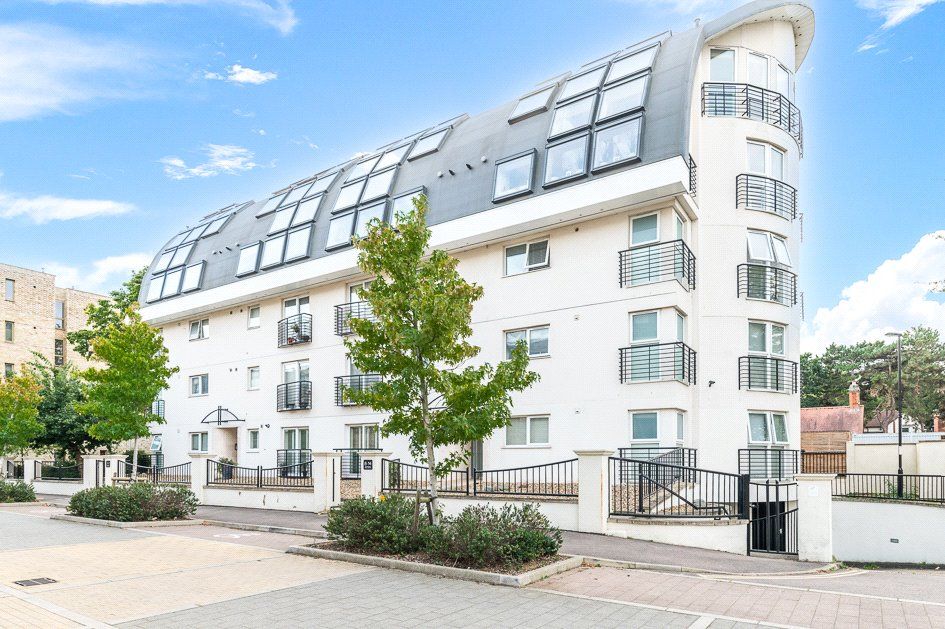 2 bed flat for sale in Melfield Gardens, London SE6, £400,000