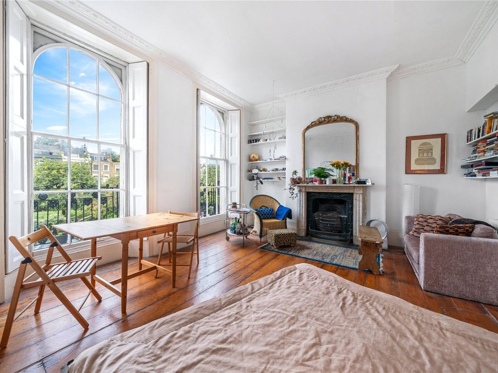 1 bed flat for sale in Gibson Square, Barnsbury, London N1, £600,000
