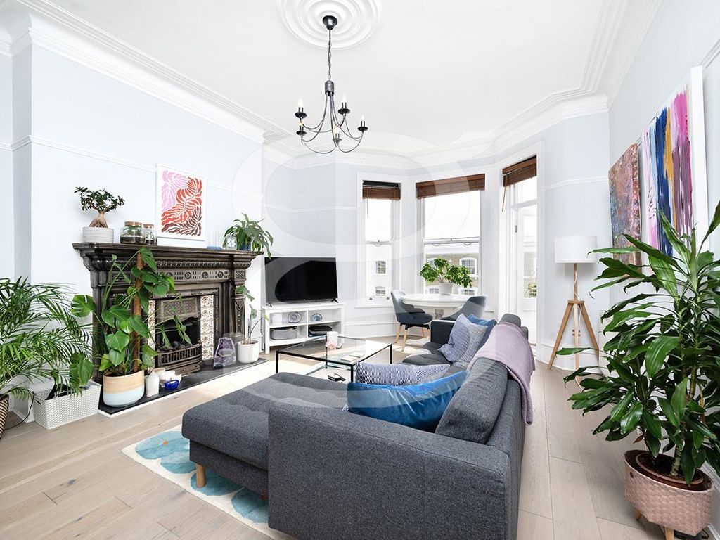 2 bed flat for sale in Belgrave Gardens, London NW8, £675,000