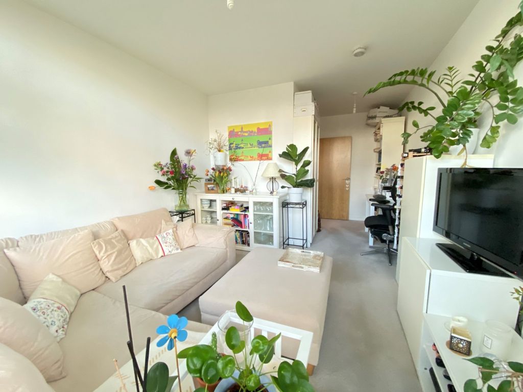 1 bed flat for sale in Boundaries Road, London SW12, £450,000