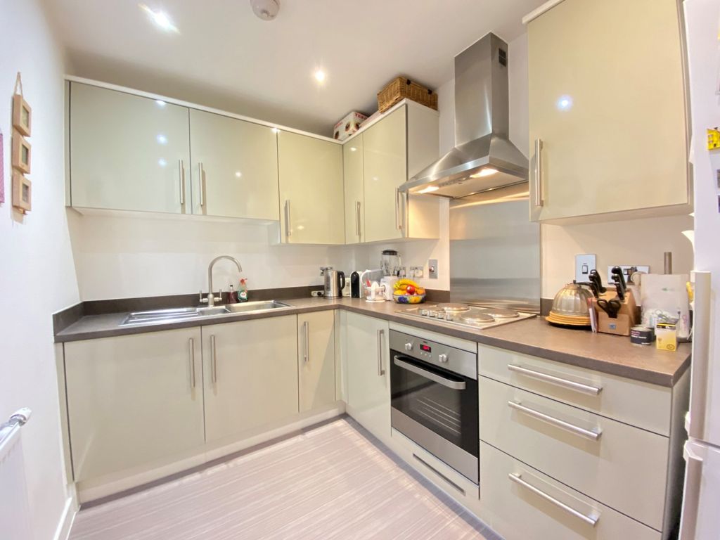 1 bed flat for sale in Boundaries Road, London SW12, £450,000