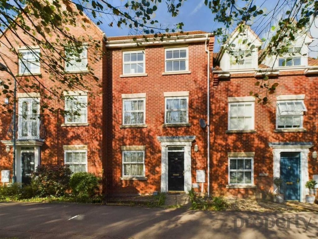 4 bed town house for sale in Wickstead Avenue, Grange Farm MK8, £365,000