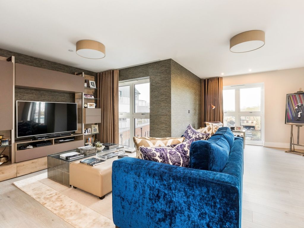 2 bed flat to rent in Bridgewater Terrace, Windsor SL4, £2,950 pcm