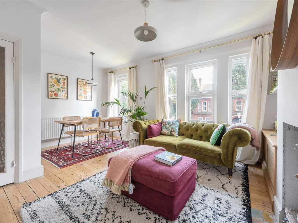2 bed flat for sale in Chewton Road, London E17, £525,000