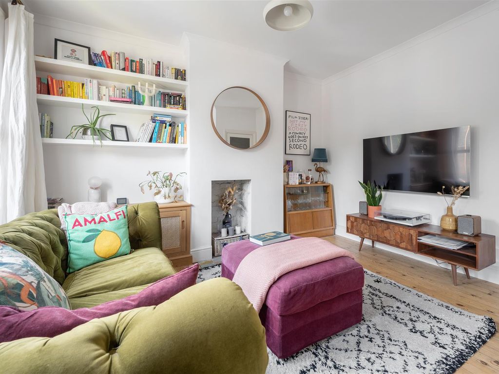 2 bed flat for sale in Chewton Road, London E17, £525,000