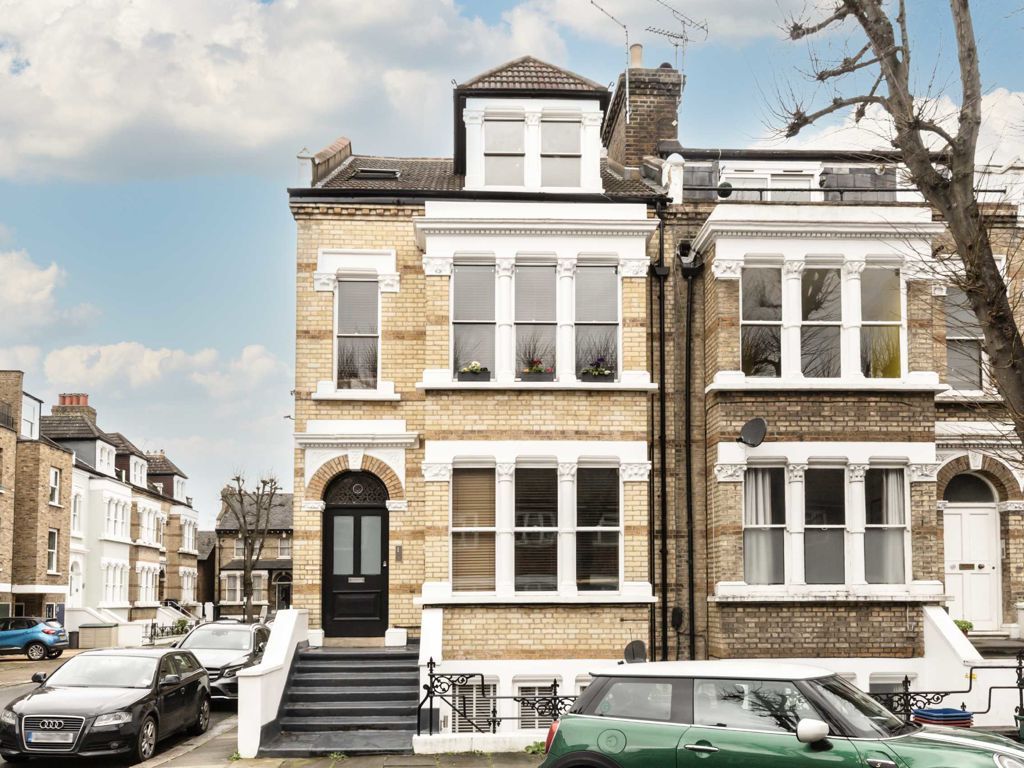 1 bed flat for sale in Linden Gardens, London W4, £400,000