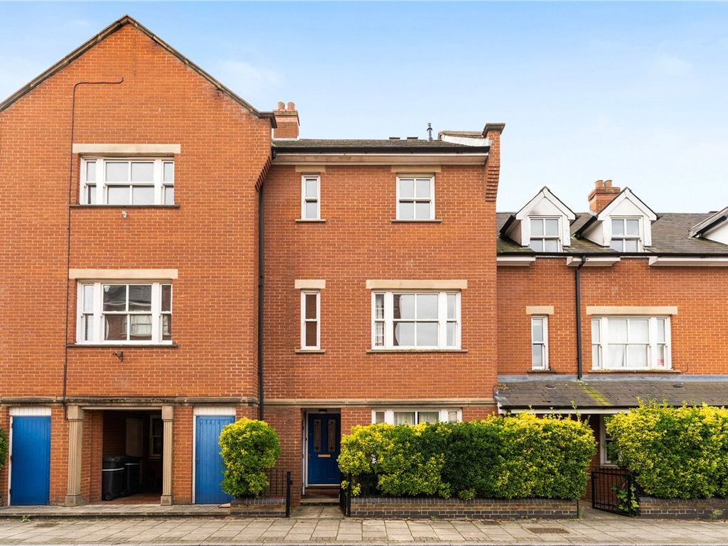 4 bed mews house for sale in Ravensworth Gardens, Cambridge CB1, £700,000