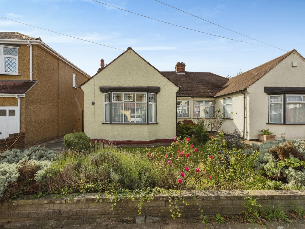 2 bed bungalow for sale in Sheldon Avenue, Ilford IG5, £425,000