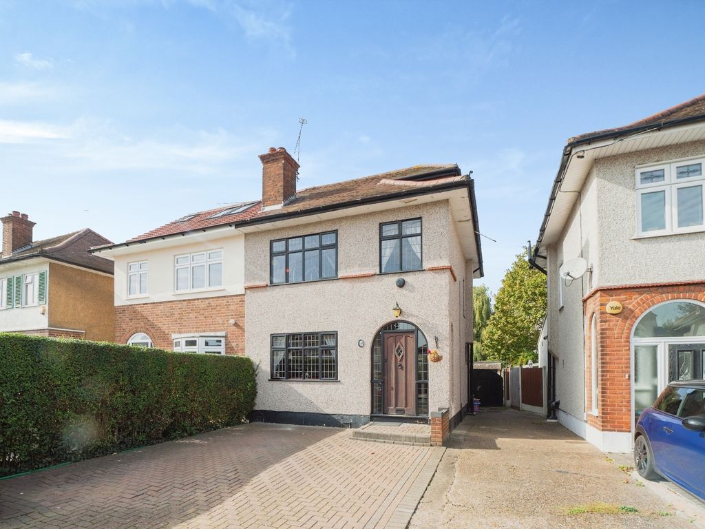 4 bed semi-detached house for sale in Carter Drive, Romford RM5, £500,000