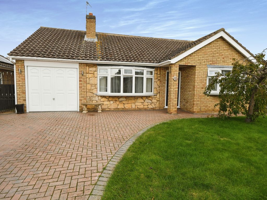 4 bed bungalow for sale in Skerries Close, North Hykeham, Lincoln, Lincolnshire LN6, £340,000