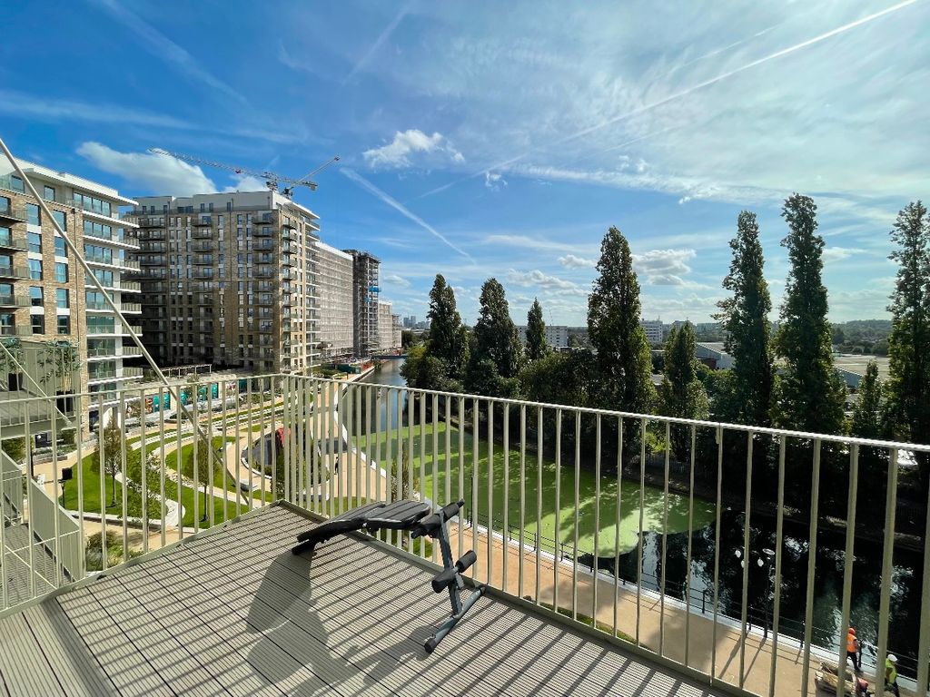 2 bed flat for sale in Flat, Unison House, Beresford Avenue, Wembley HA0, £558,000