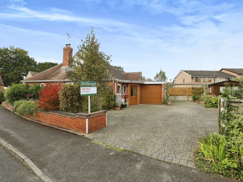 3 bed bungalow for sale in Icknield Close, Bidford-On-Avon, Alcester, Warwickshire B50, £425,000