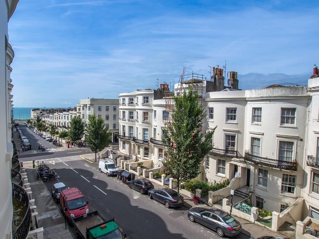 2 bed flat to rent in Lansdowne Place, Hove BN3, £1,600 pcm