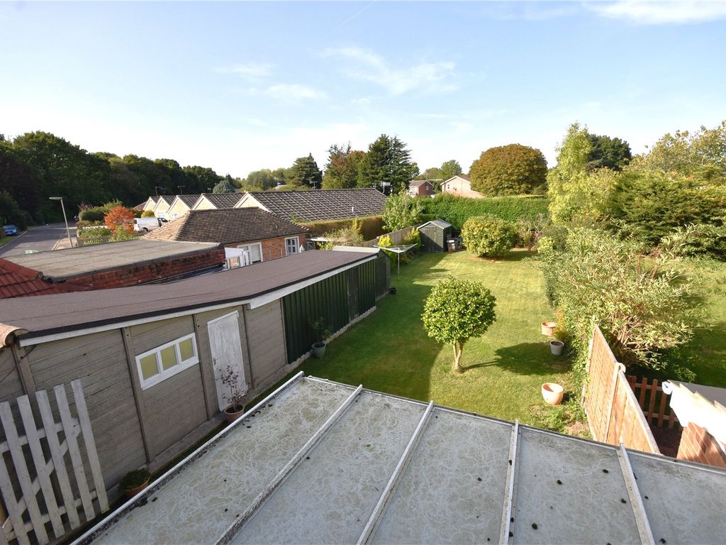 3 bed detached house for sale in Horley, Surrey RH6, £450,000