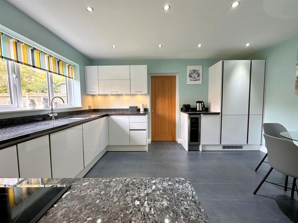 4 bed detached house for sale in Petersfield, Stoke Mandeville, Aylesbury HP22, £685,000