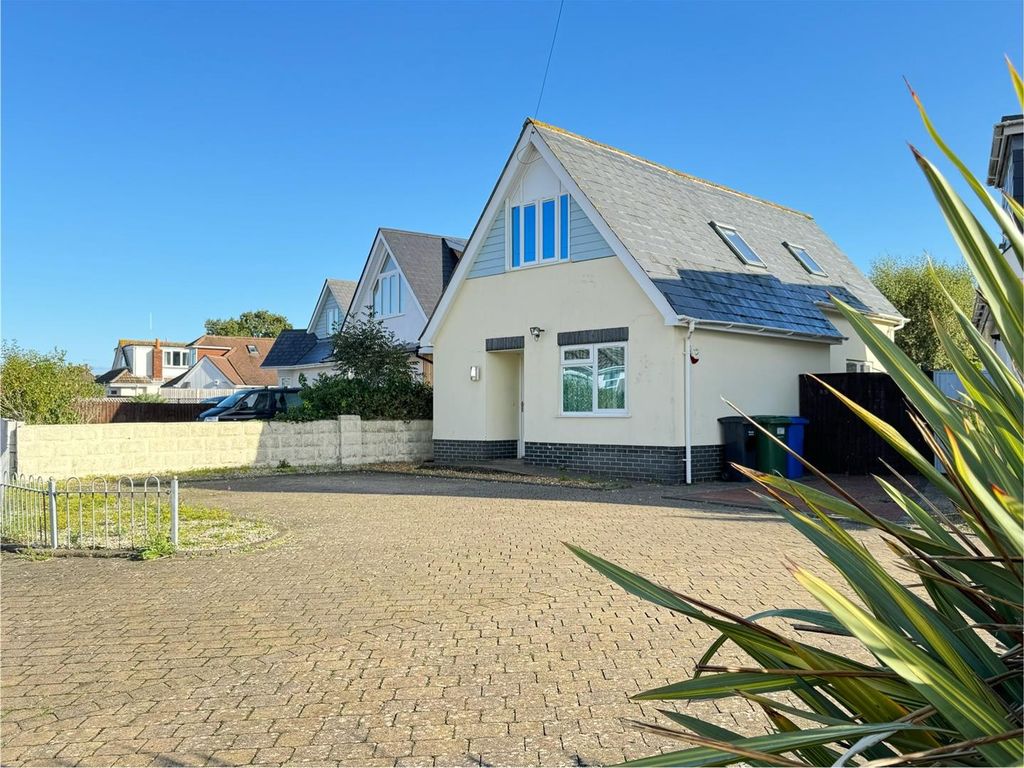 3 bed detached house for sale in Lake Road, Hamworthy, Poole BH15, £350,000