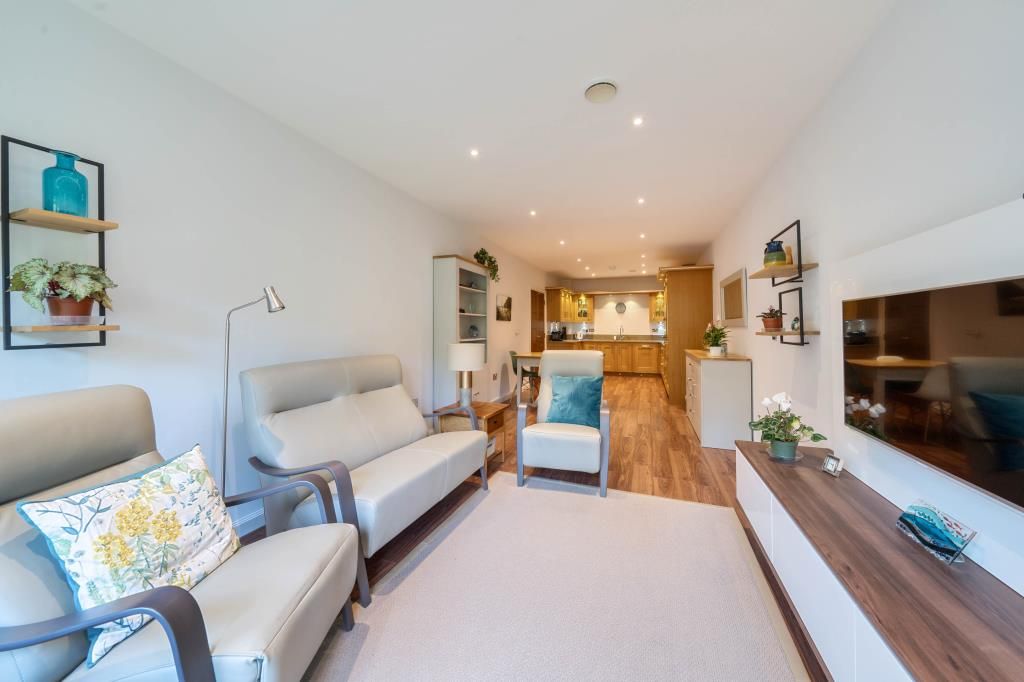 2 bed flat for sale in Sunningdale, Berkshire SL5, £500,000