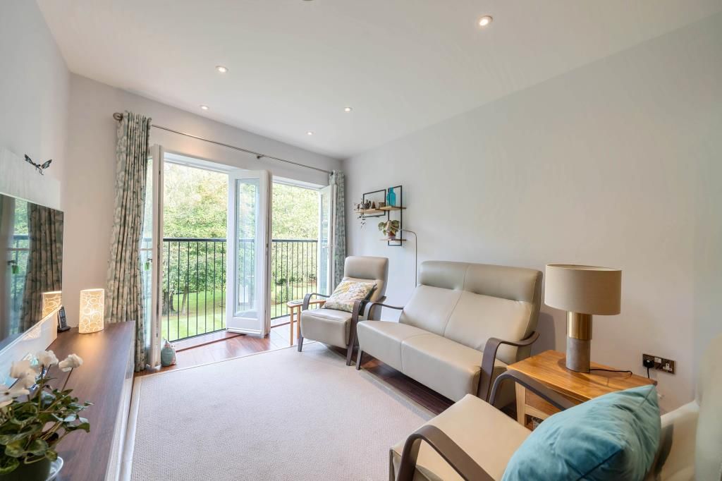 2 bed flat for sale in Sunningdale, Berkshire SL5, £500,000