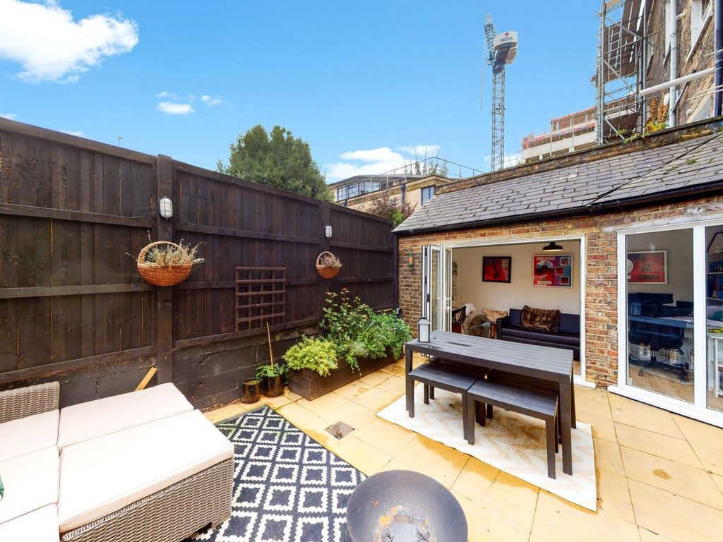 2 bed flat for sale in Camden Street, Camden Town NW1, £580,000