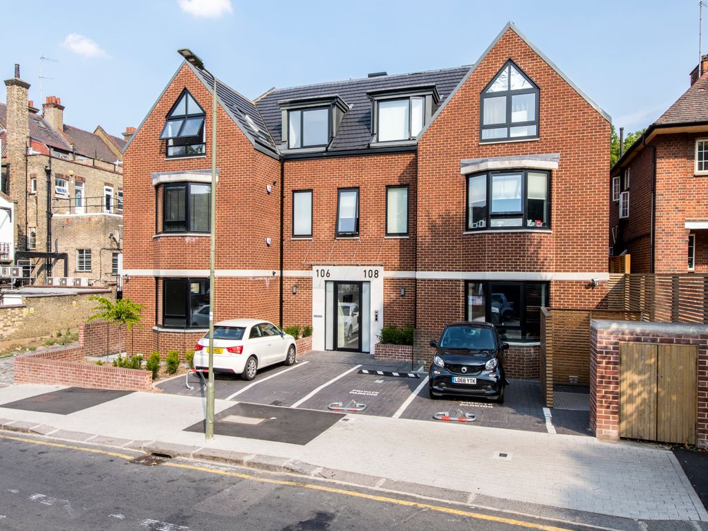 3 bed flat for sale in Hodford Road, Golders Green NW11, £800,000