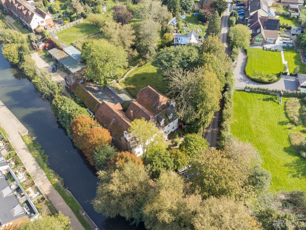 8 bed detached house for sale in Mill Lane, Reading RG7, £1,000,000