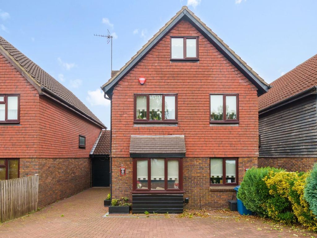 5 bed property for sale in Talman Grove, Stanmore HA7, £799,999