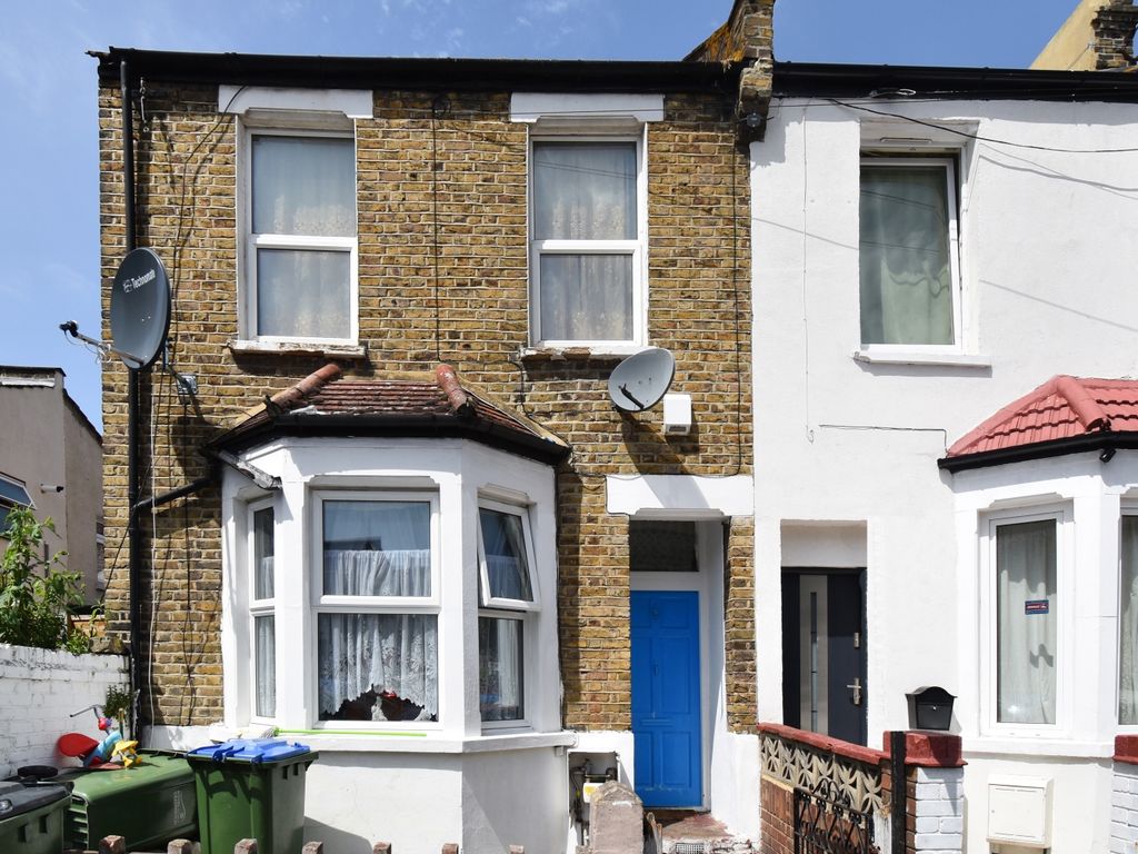 3 bed end terrace house for sale in Balgowan Street, London SE18, £350,000