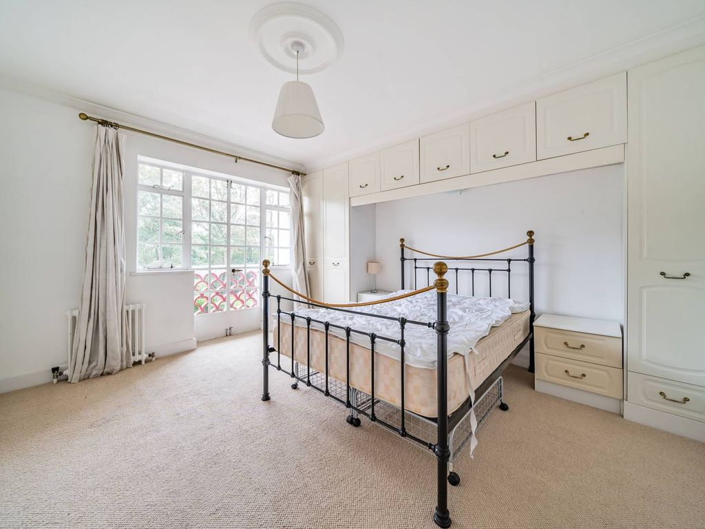 4 bed flat for sale in Ealing Village, Ealing Broadway, London W5, £575,000