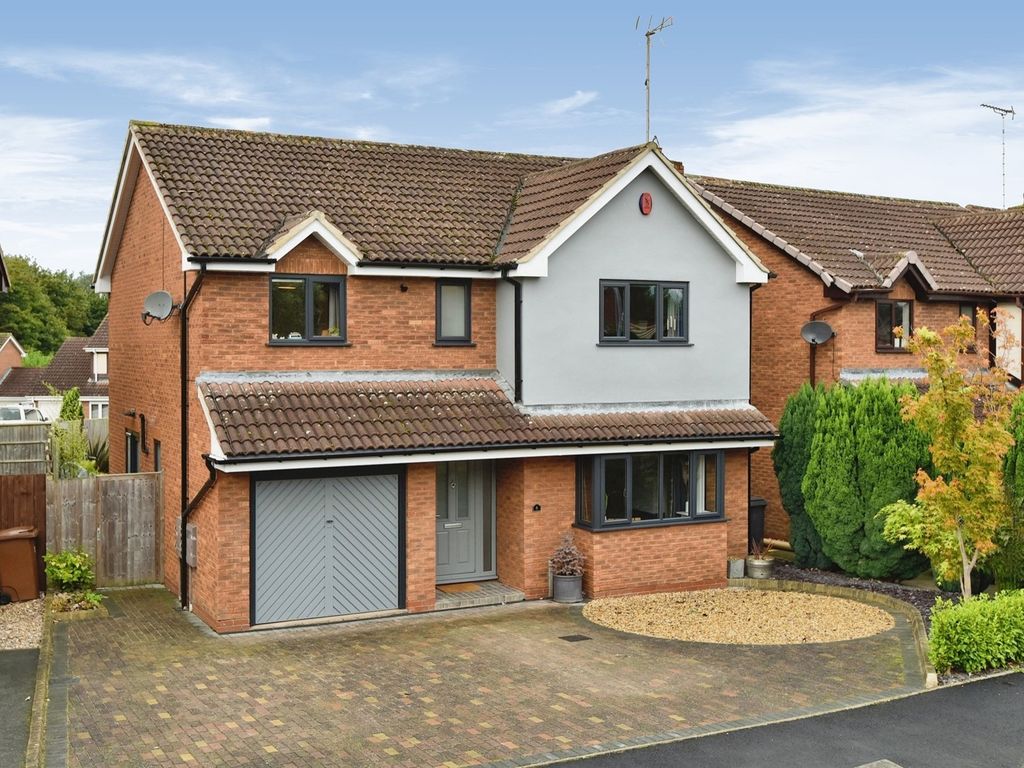 5 bed detached house for sale in Swallow Close, Uttoxeter ST14, £425,000