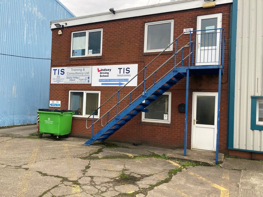 Office to let in North Moss Lane, Stallingborough, Grimsby, North East Lincolnshire DN41, £12,000 pa