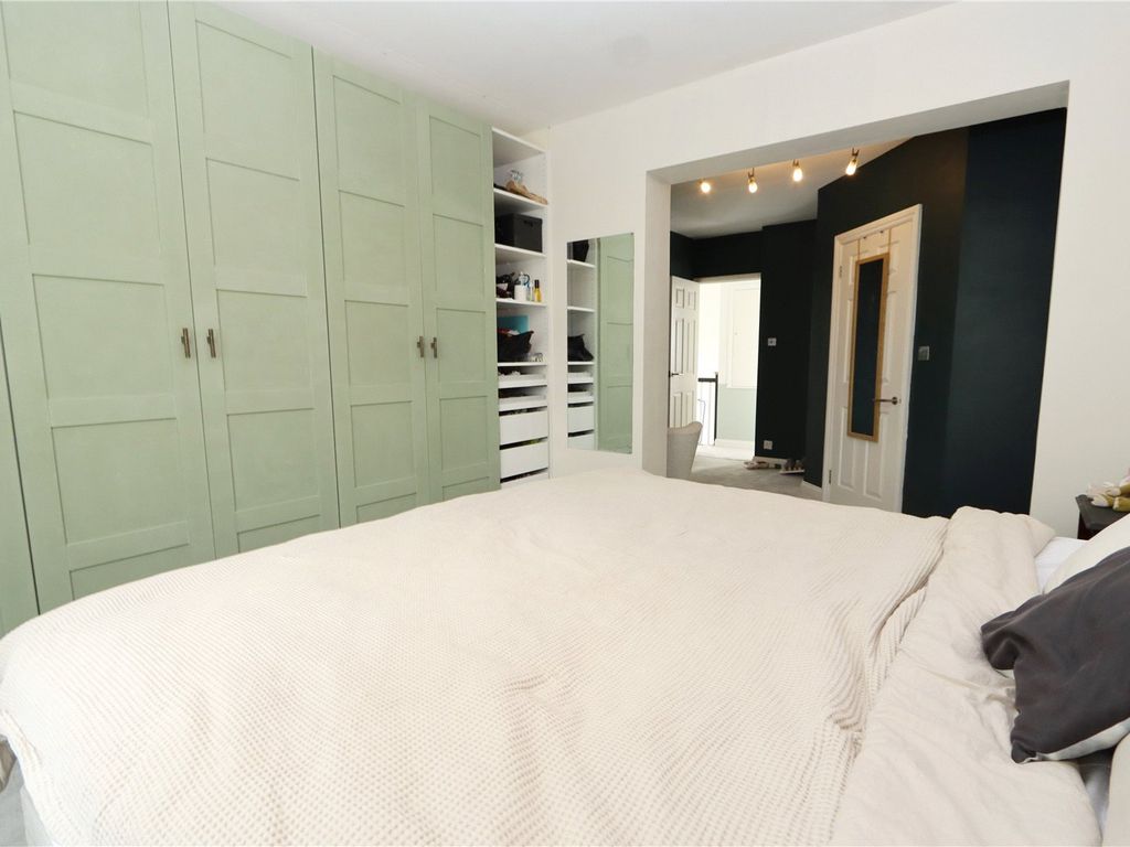 4 bed property for sale in Salisbury Grove, Giffard Park, Milton Keynes, Buckinghamshire MK14, £469,000