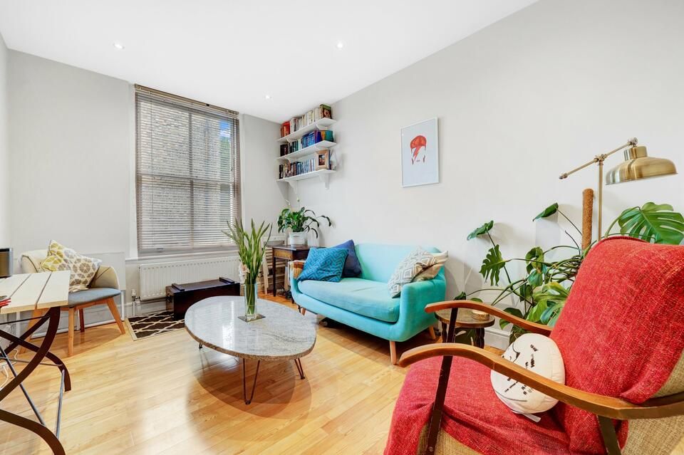 2 bed flat for sale in Seven Sisters Road, London N7, £375,000