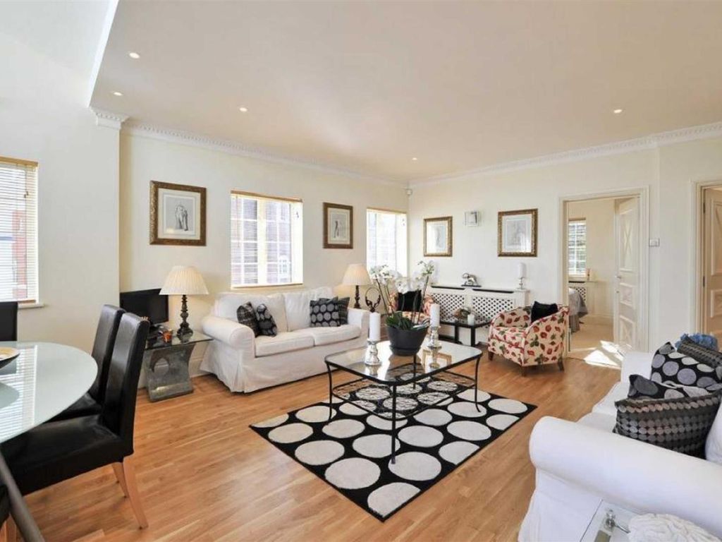 2 bed flat to rent in The Mount, Hampstead NW3, £4,550 pcm