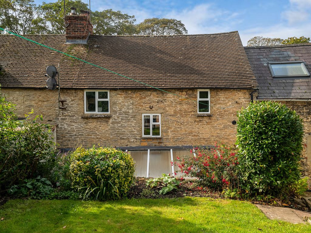 2 bed cottage for sale in Roundtown, Aynho, Banbury Oxfordshire OX17, £375,000