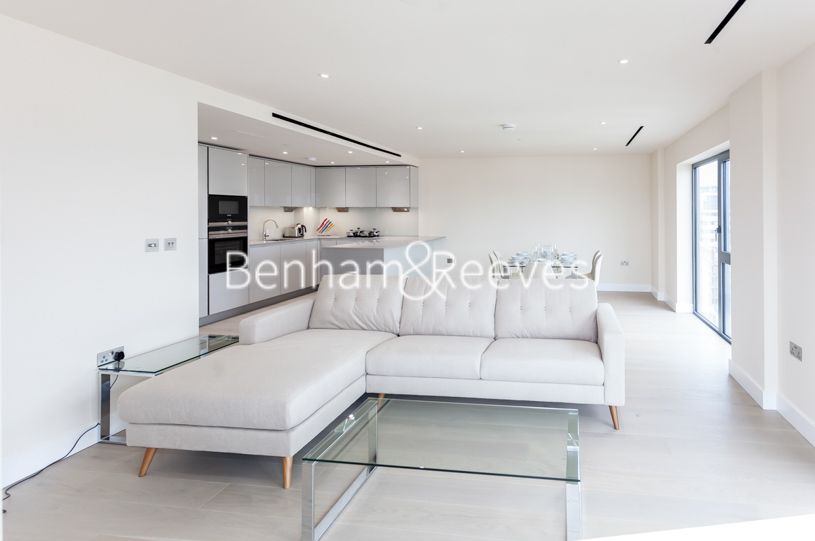 3 bed flat to rent in Beaufort Square, Colindale NW9, £3,300 pcm