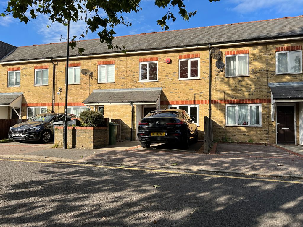 2 bed terraced house for sale in Victoria Road, London E11, £450,000