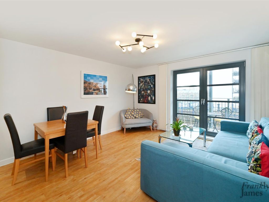 1 bed flat for sale in Zenith Building, Commercial Road E14, £395,000