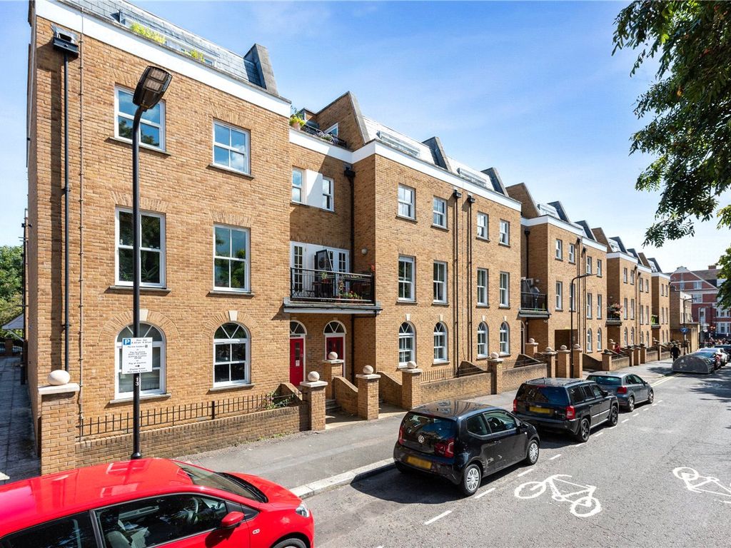 2 bed flat for sale in Clapton Square, London E5, £650,000