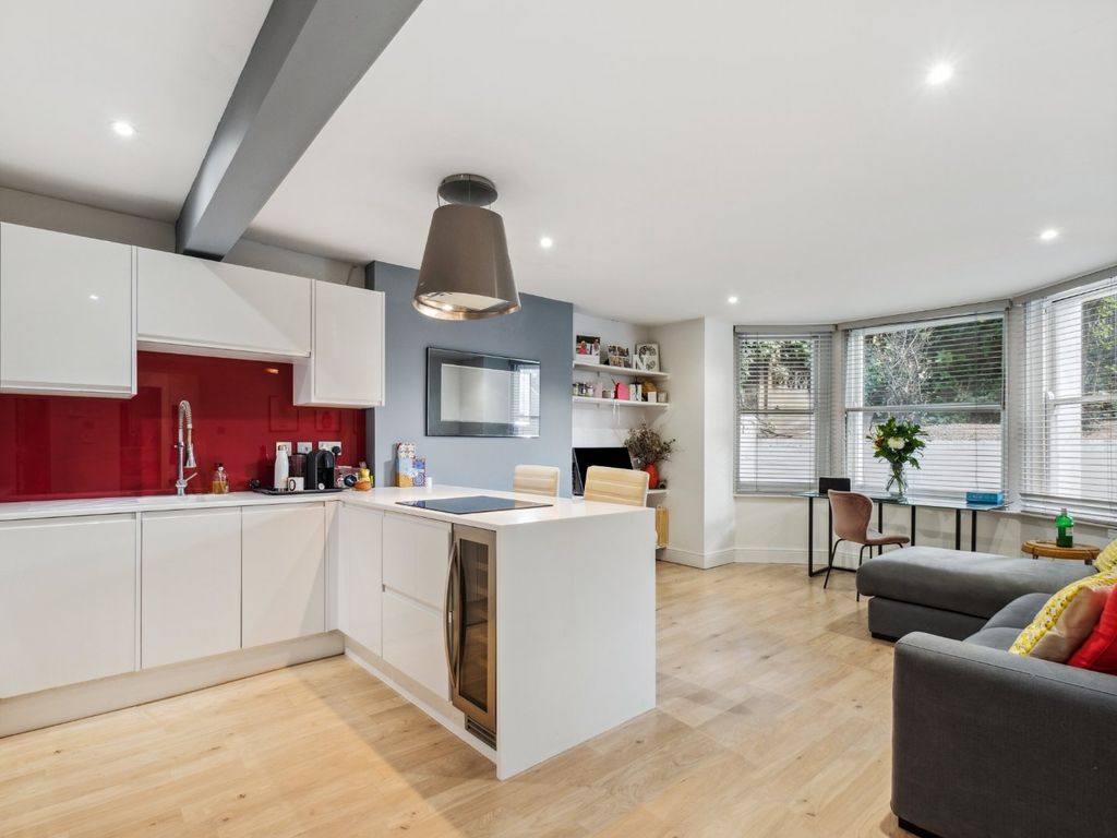 1 bed flat for sale in Cavendish Road, London SW12, £375,000