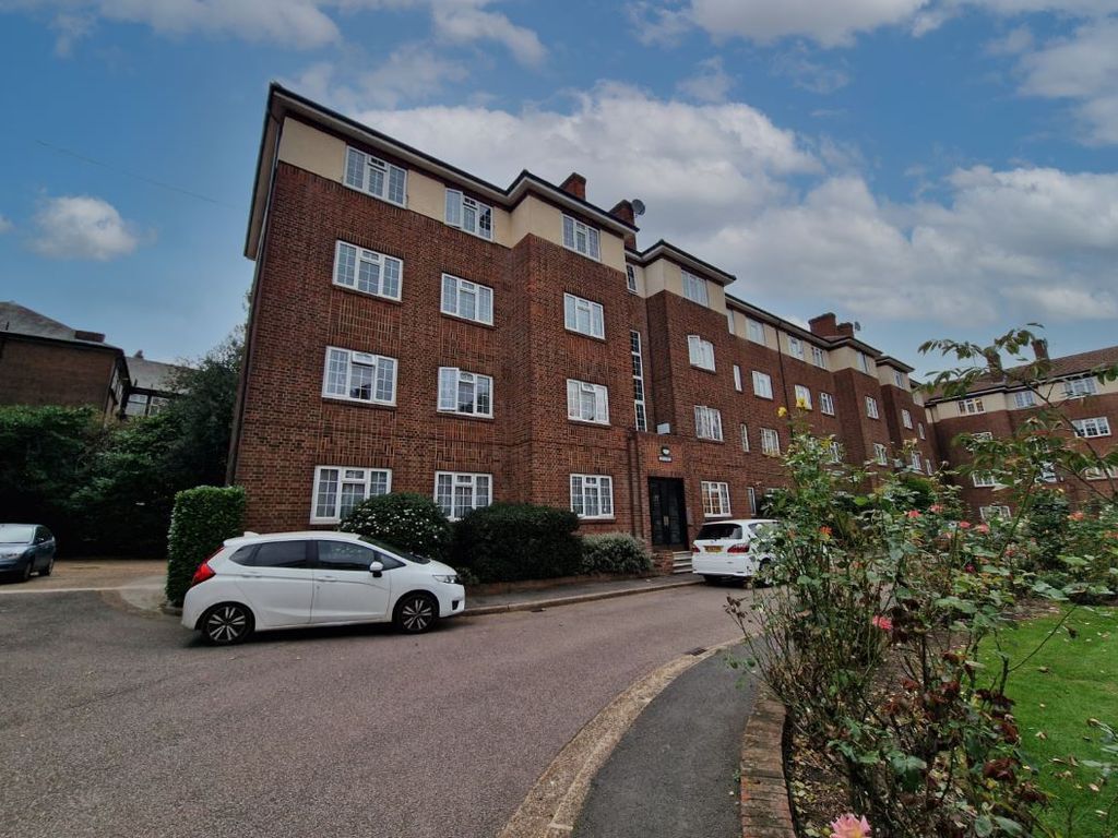 3 bed flat for sale in Brent Street, London NW4, £485,000