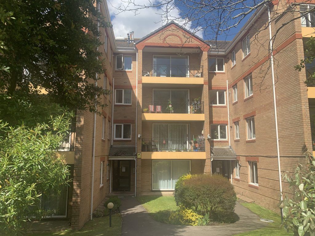 2 bed flat to rent in Parsonage Road, Bournemouth BH1, £1,200 pcm