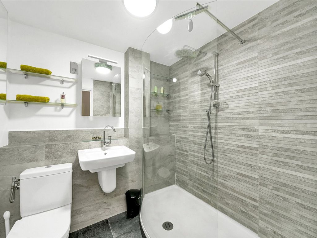 2 bed flat for sale in Cleveland Way, London E1, £550,000
