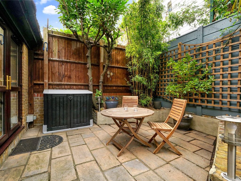 2 bed flat for sale in Cleveland Way, London E1, £550,000