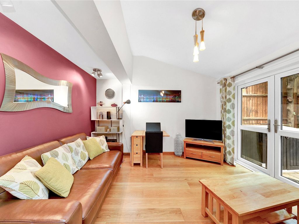 2 bed flat for sale in Cleveland Way, London E1, £550,000