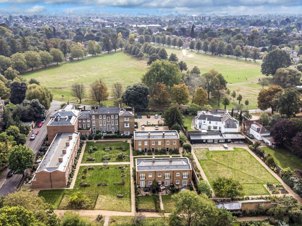 2 bed flat for sale in Ham Common, Richmond TW10, £1,100,000