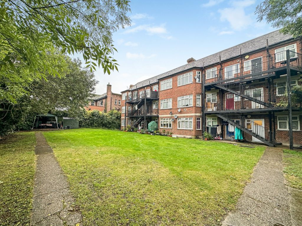 2 bed flat to rent in Royal Court, Court Road, Eltham SE9, £1,550 pcm